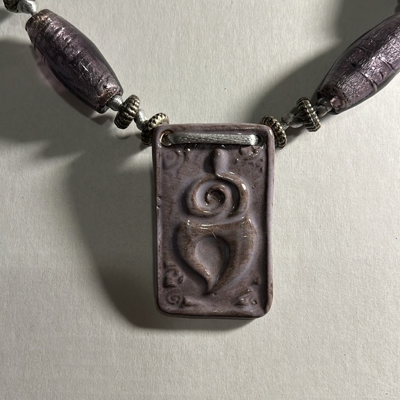 Goddess symbol with Peruvian ceramic focal piece, ametheyst chips - Picture 7 of 8